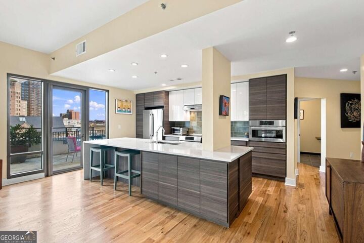 Property Photo: 565 Peachtree Street NE 702 GA 30308