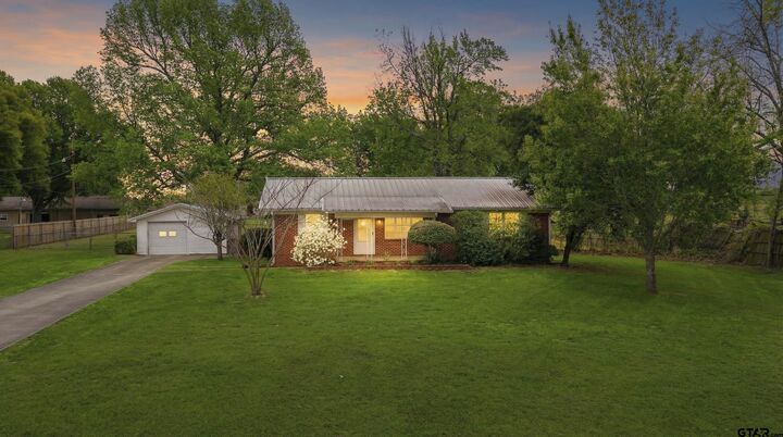 Property Photo:  729 S Walnut  TX 75494 