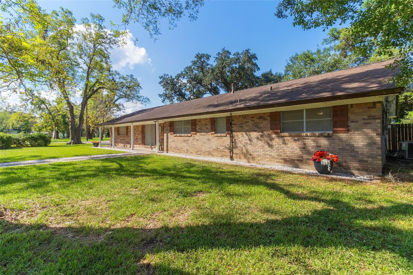 Property Photo:  404 S 14th Street  TX 77486 