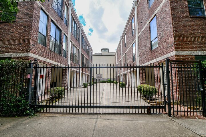 Property Photo:  118 McGowen Street K  TX 77006 