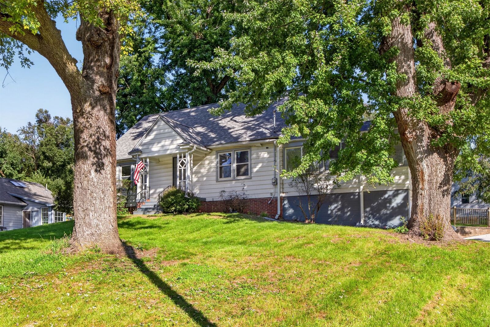 Property Photo: 6605 Roseland Drive IA 50322