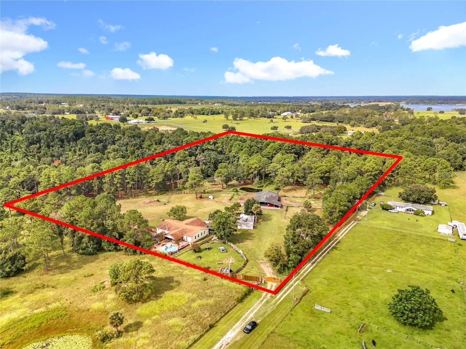 Property Photo: 21320 Paradise Way FL 32736
