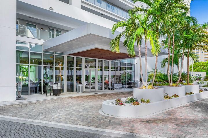 Property Photo: 1155 N Gulfstream Avenue 208 FL 34236