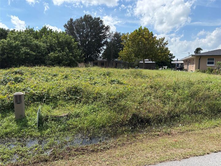 Property Photo: 567 Lakehurst Avenue NW FL 33952
