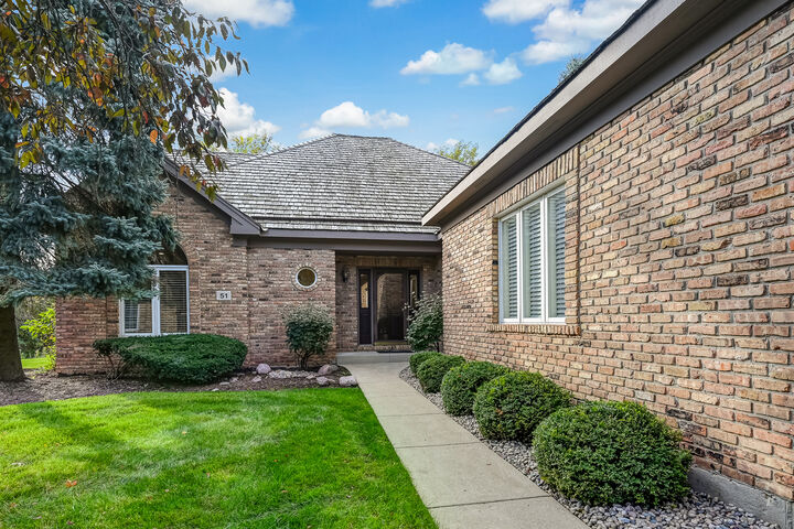 Property Photo:  51 Chesterfield Court  IL 60527 