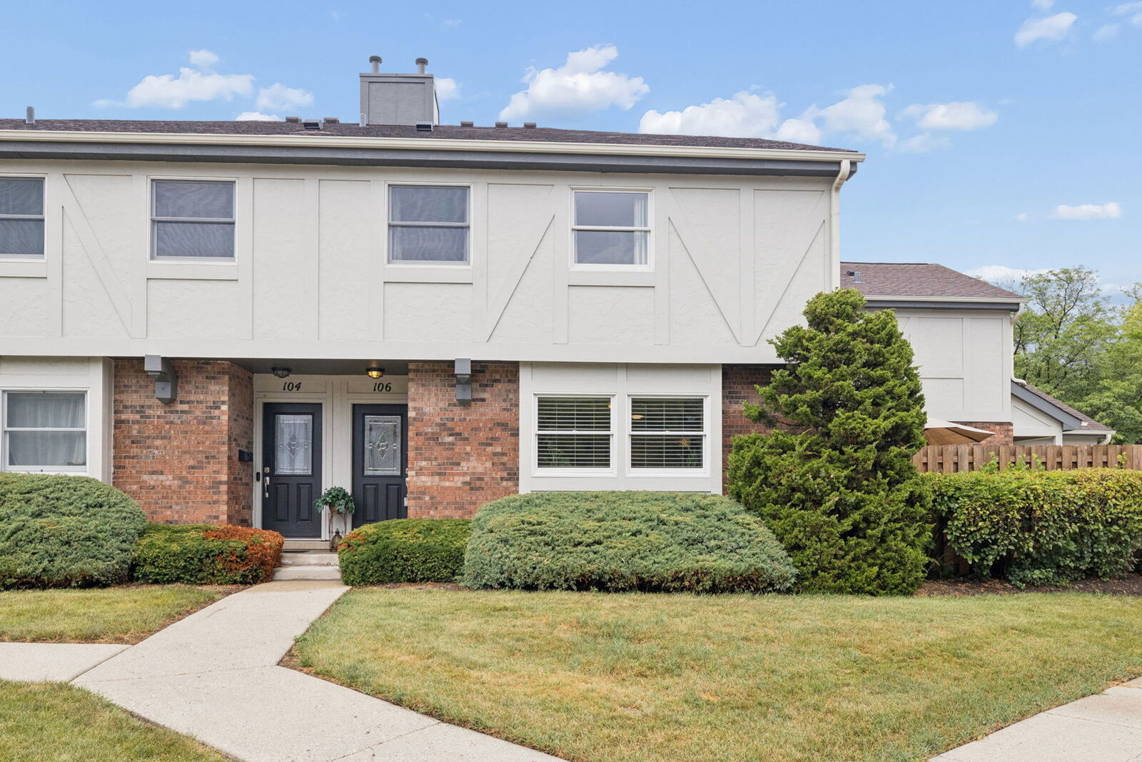Property Photo: 106 Queens Cove IL 60010