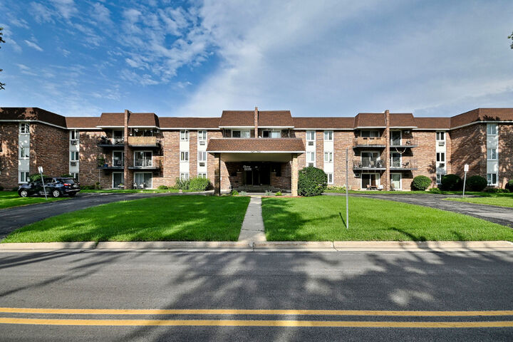 Property Photo:  850 S Lorraine Road S 3E  IL 60189 