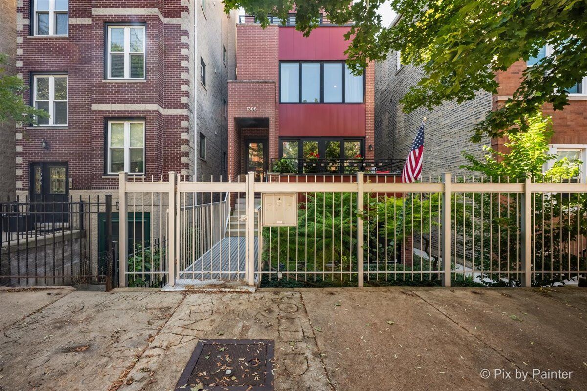 Property Photo: 1308 N Bosworth Avenue 2 IL 60622