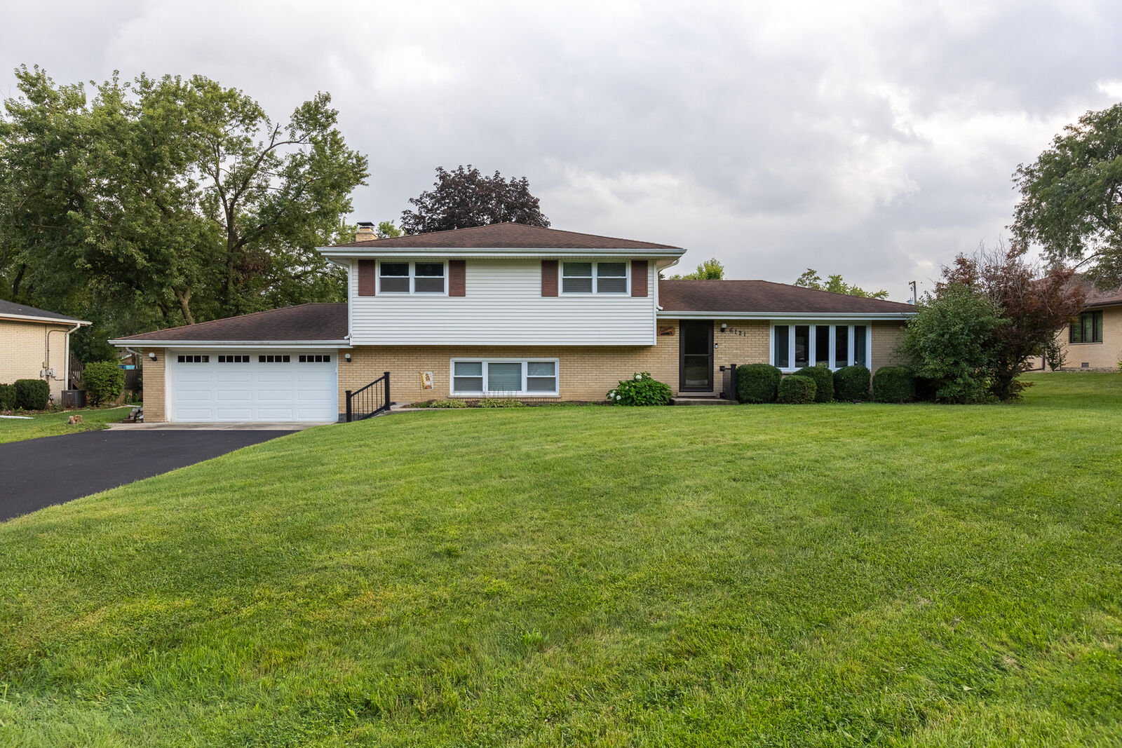 Property Photo: 6121 James Street IL 60477
