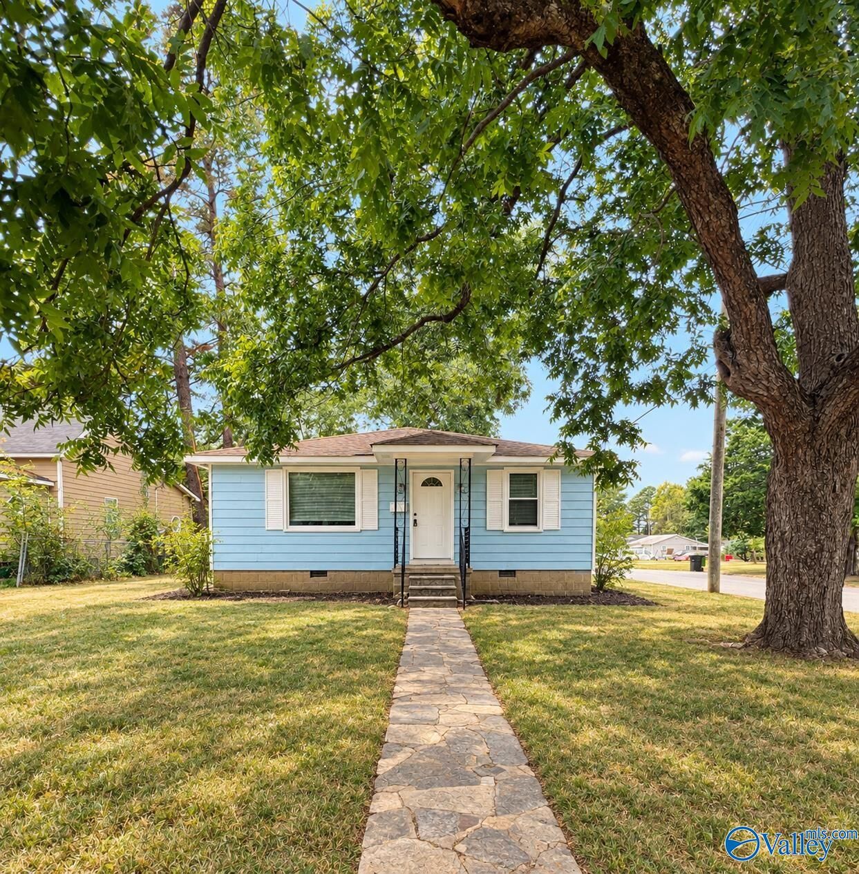 Property Photo:  401 12th Avenue SW  AL 35601 