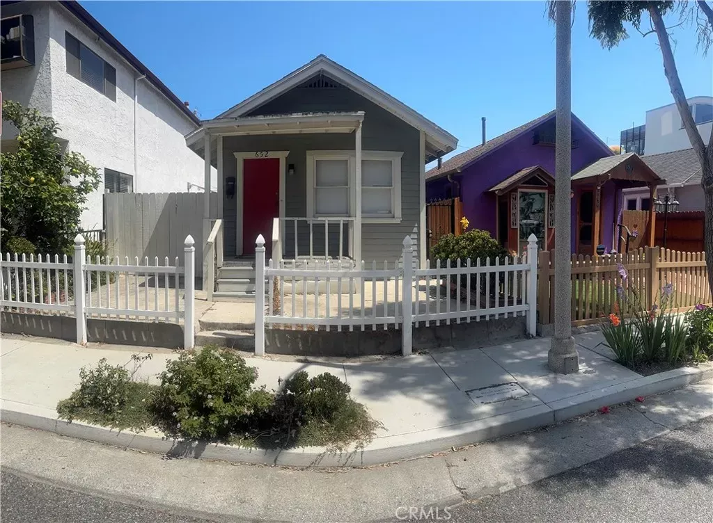 Property Photo:  652 Navy Street  CA 90405 
