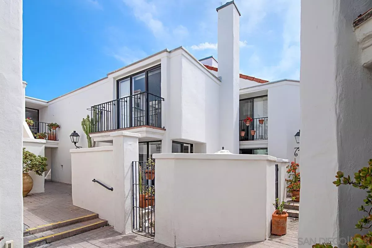 Property Photo:  303 Coast 6  CA 92037 