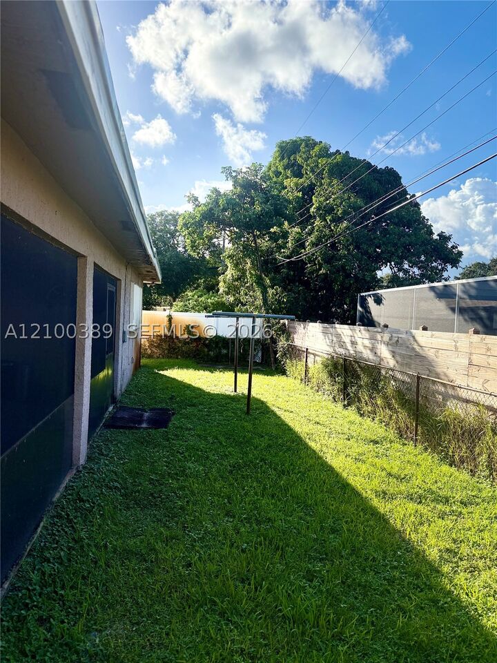 Property Photo: 3851 SW 11th St FL 33312