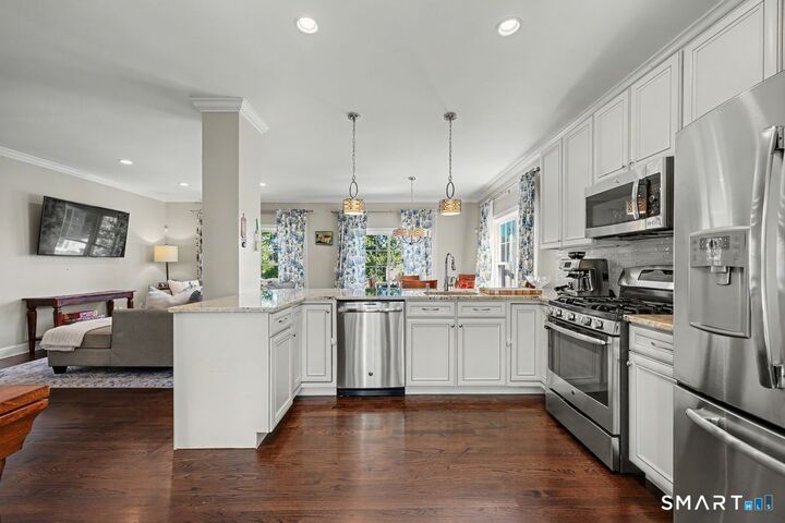 Property Photo:  108 Seaside Avenue 16  CT 06902 
