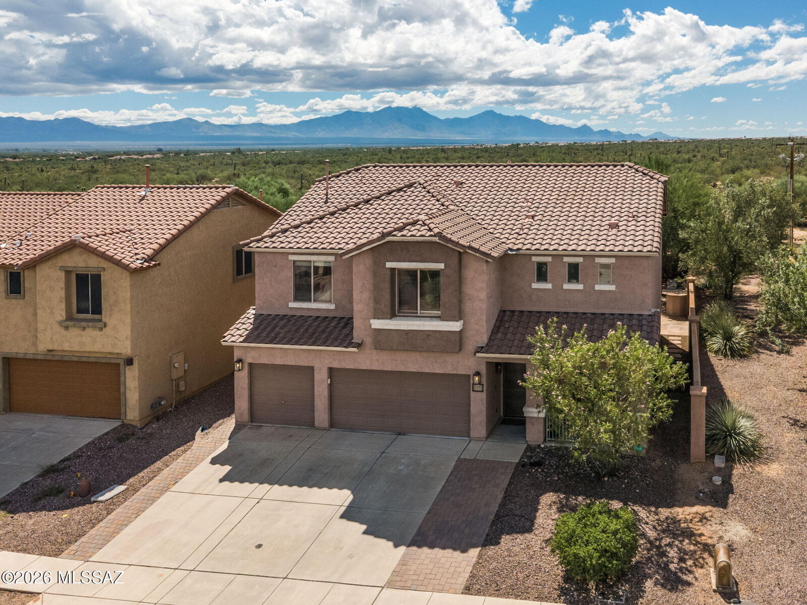 Property Photo:  825 W Via De Gala  AZ 85629 
