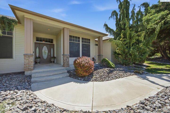 Property Photo: 2986 Bruce Lee Ln WA 99352