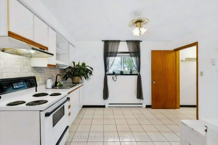 Property Photo:  25 South Edgeware Road 1  ON N5P 2H1 