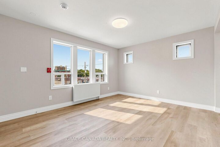 Property Photo: 71 Sanford Avenue S Unit 8 ON L8M 2G7