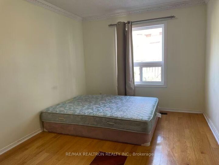 Property Photo:  9 Flatwoods Drive Room 1  ON M1V 4H5 