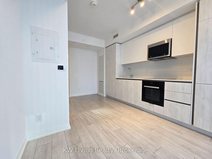 Property Photo: 400 King Street W 2816 ON M5V 0X8
