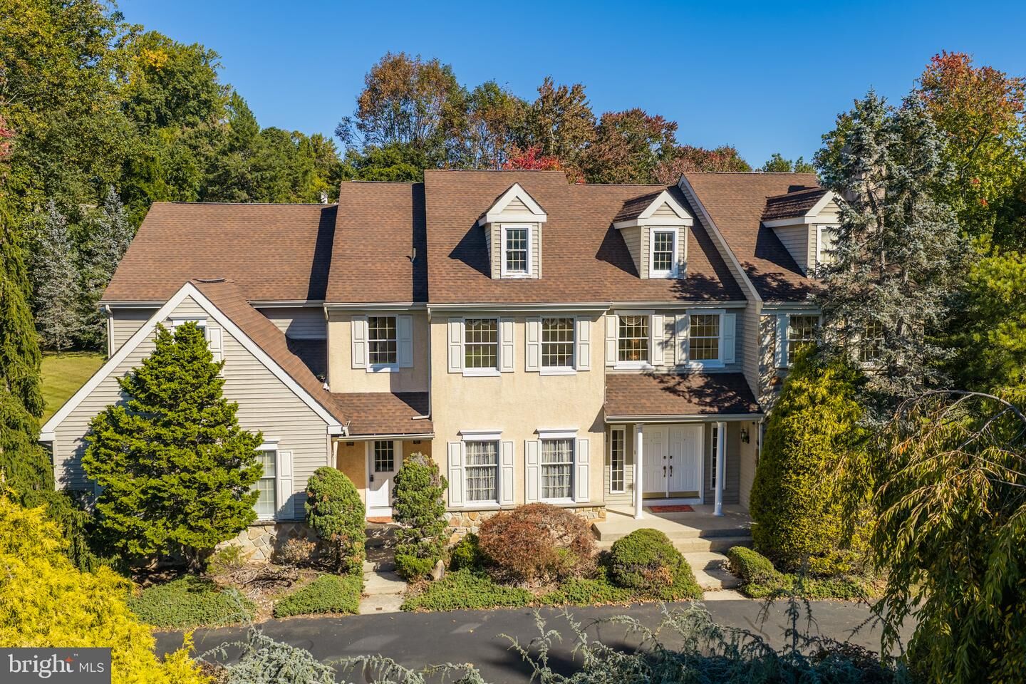 Property Photo: 724 Meadowcreek Circle PA 19002