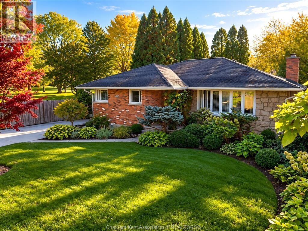 Property Photo:  118 Lancefield Place  ON N7L 2M4 