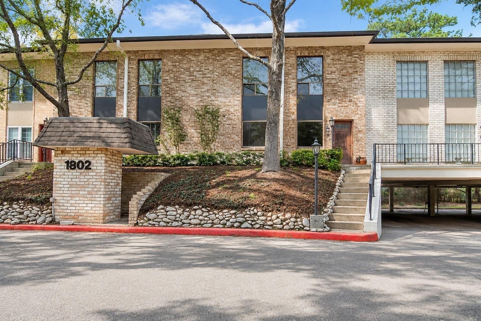 Property Photo: 1802 Stoney Brook Drive 104 TX 77063