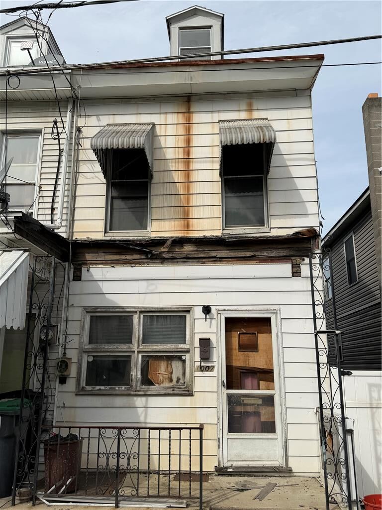 Property Photo: 1007 E Mahanoy Street PA 17948