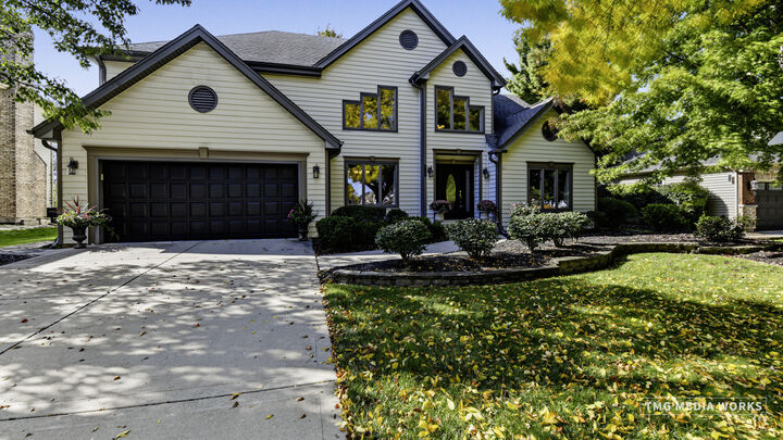 Property Photo: 516 Prairie Knoll Drive IL 60565