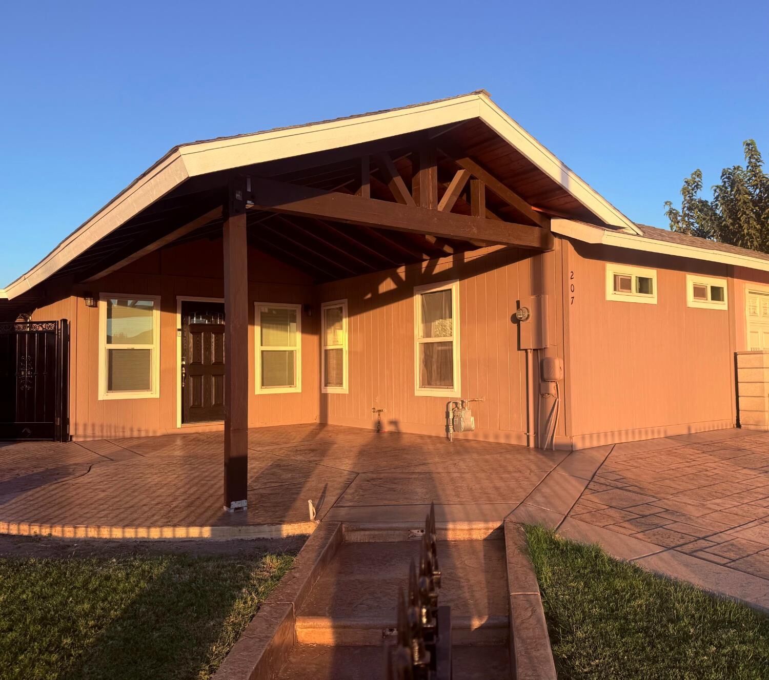Property Photo:  207 I Street  CA 93640 