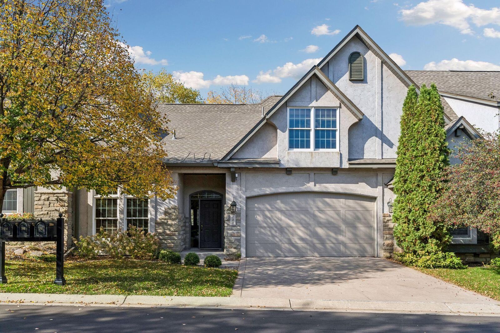 Property Photo:  189 Stonebridge Court  MN 55118 