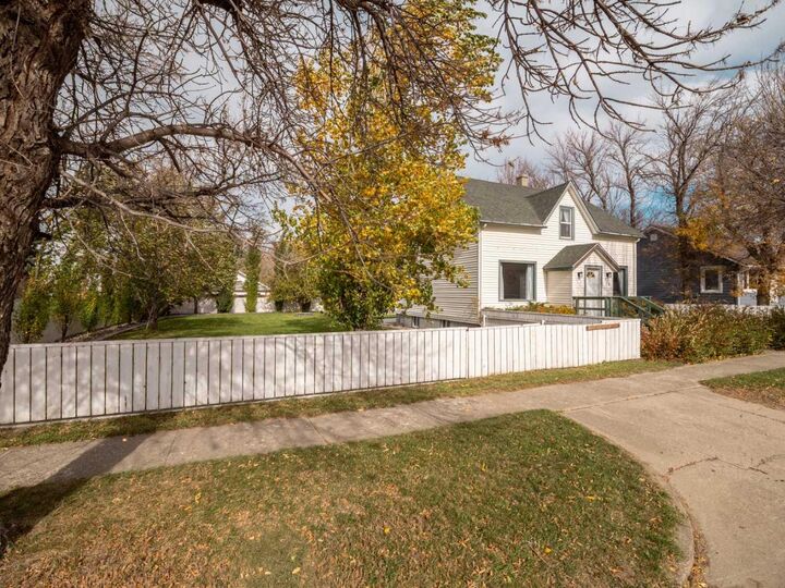 Property Photo:  119 Kipp Street  AB T0L 1S0 