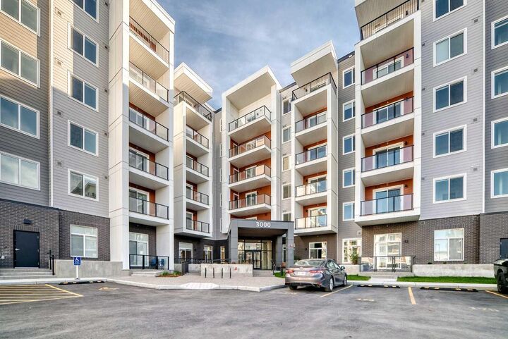 Property Photo:  150 Carrington Gate NW 3611  AB T3P 1E1 