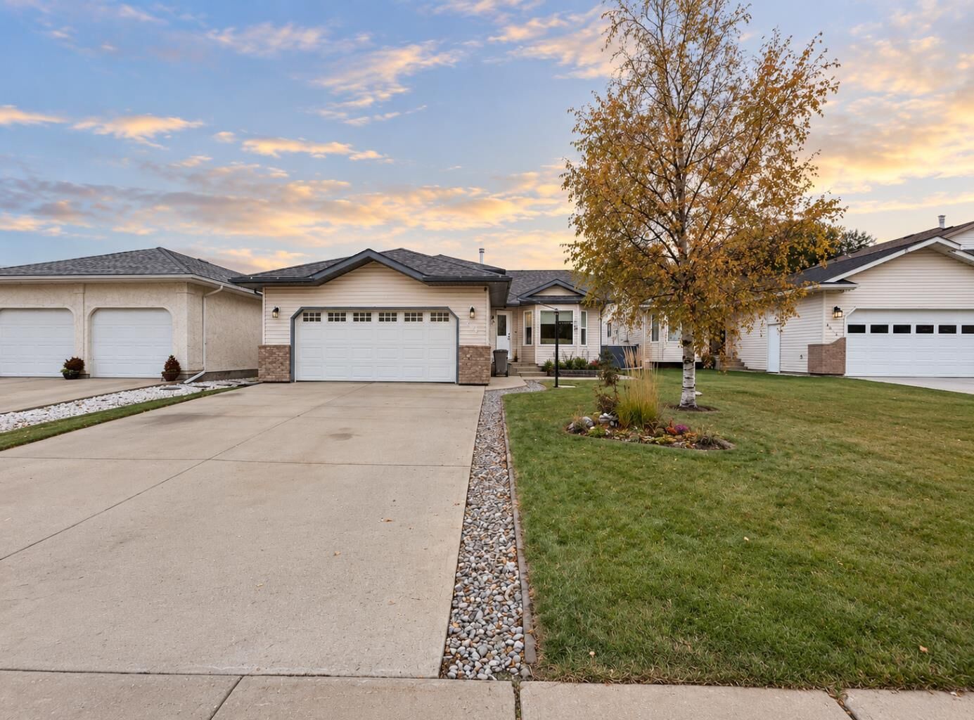 Property Photo:  8805 118 Avenue  AB T8X 1M3 