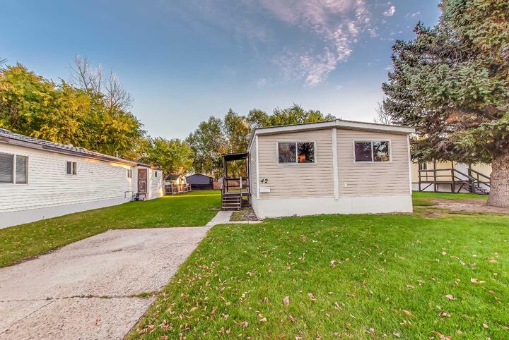 Property Photo: 4000 13 Avenue SE 42 AB T1B 1J3
