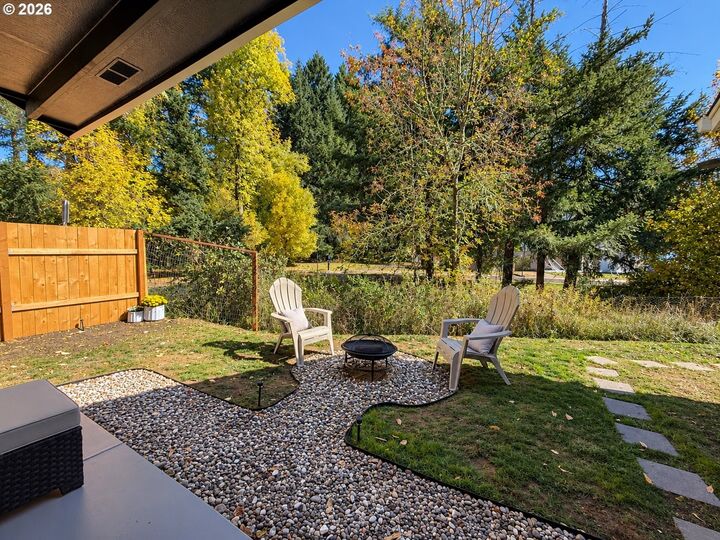 Property Photo: 209 Bluebird St OR 97424