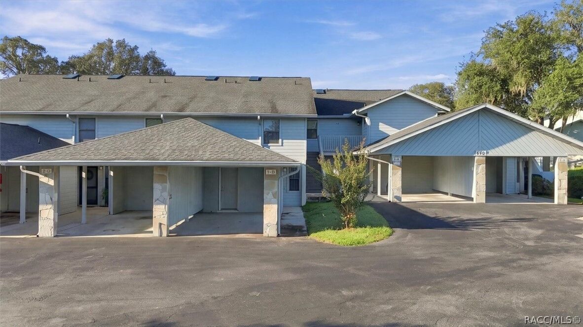 Property Photo: 690 E Gilchrist Court FL 34442