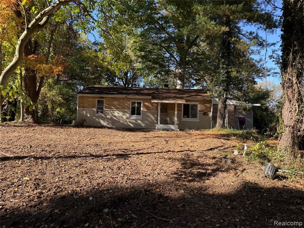 Property Photo:  9736 Log Cabin Trail  MI 48386 