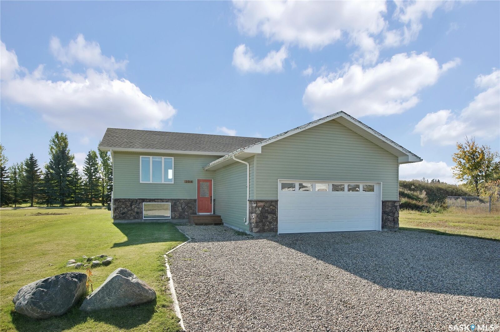 Property Photo:  204 Willow Crescent  SK S0K 4R0 
