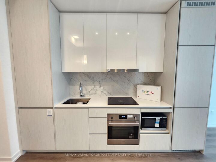 Property Photo:  28 Interchange Way 3111  ON L4K 0P8 