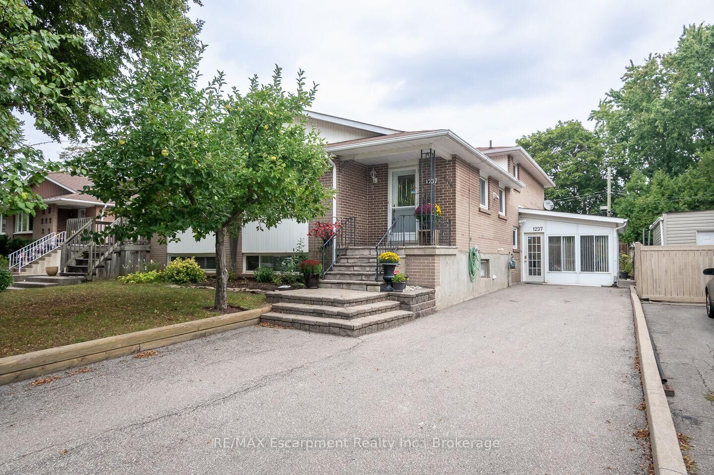 Property Photo:  1237 Redbank Crescent  ON L6H 1Y4 