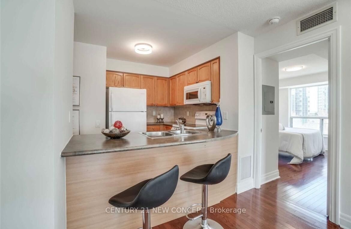 Property Photo: 21 Hillcrest Avenue 506 ON M2N 7K2