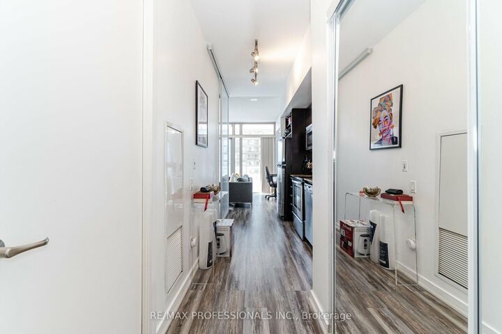 Property Photo:  103 The Queensway Avenue 810  ON M6S 5B3 