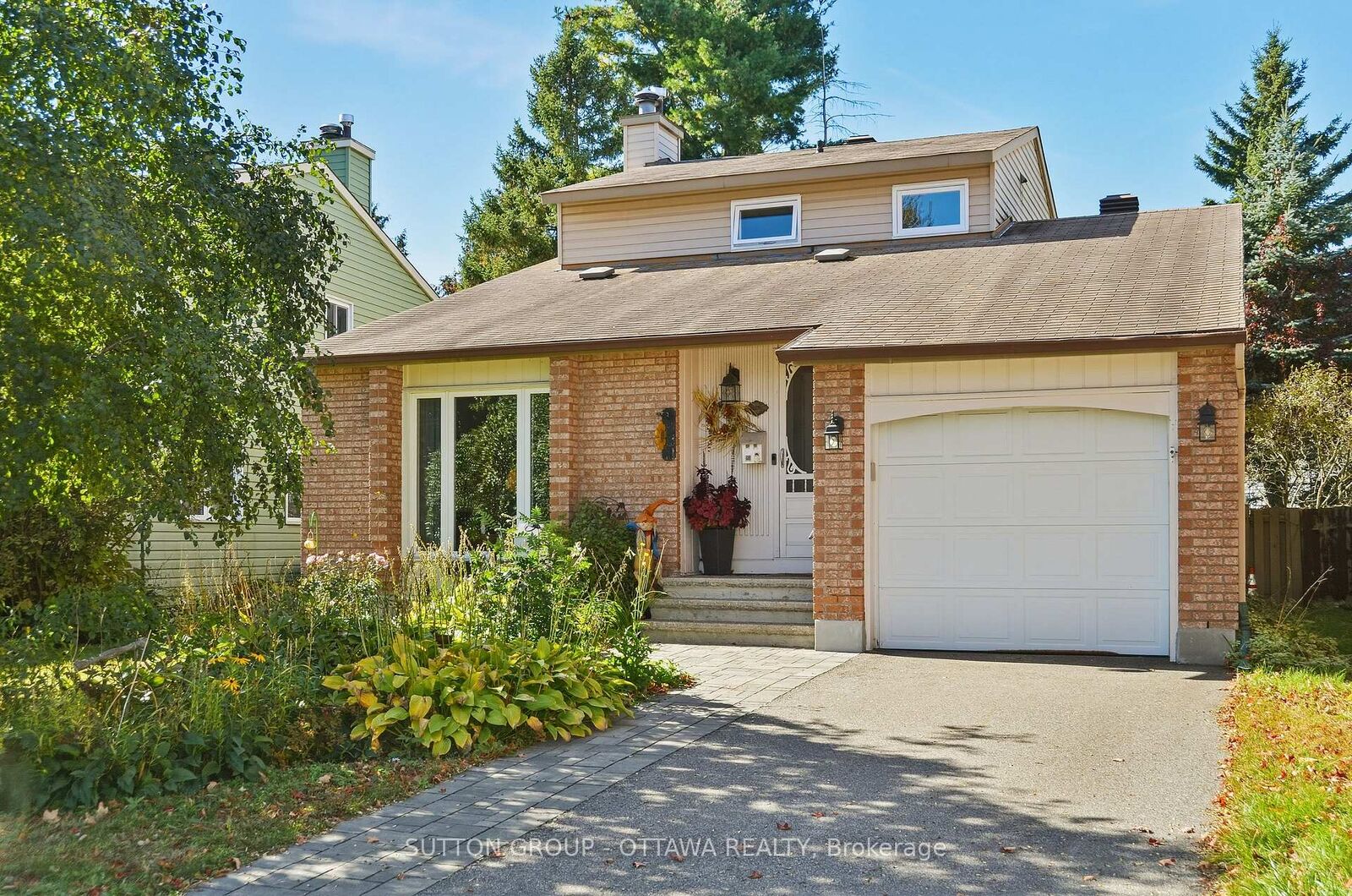Property Photo:  1616 St. Georges Street  ON K1E 2L3 