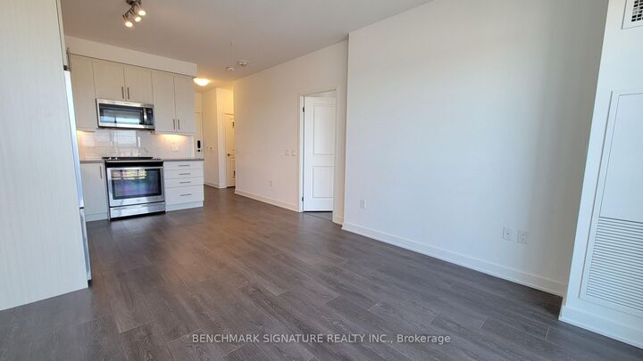 Property Photo: 85 Oneida Crescent 1607 ON L4B 0H4