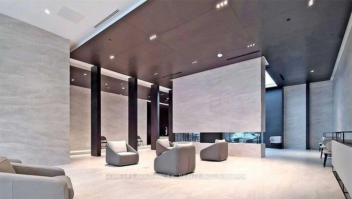 Property Photo:  2221 Yonge Street E 1807  ON M4S 2B4 