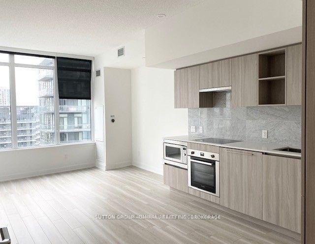 Property Photo:  19 Bathurst Street 3015  ON M6A 2E1 
