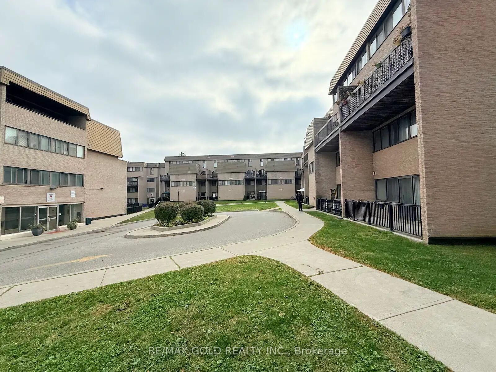 Property Photo:  2095 Roche Court 179  ON L5K 2C8 