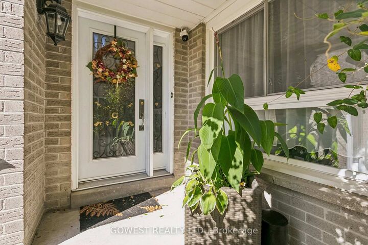 Property Photo:  3275 Dragon Drive Main  ON L5B 3H6 