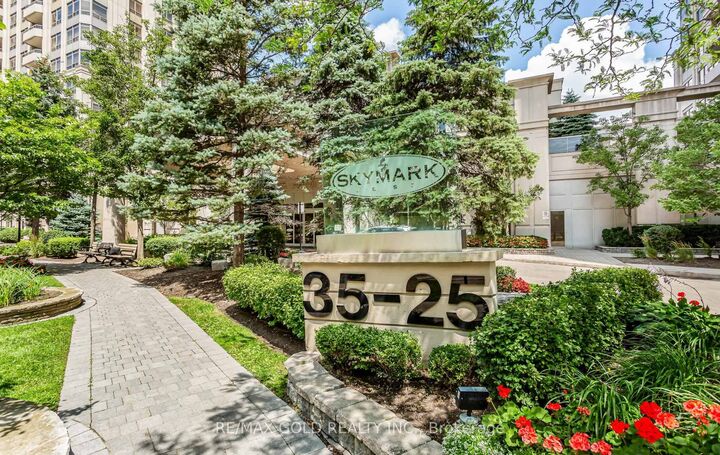 Property Photo:  25 Kingsbridge Grdn Circle 224  ON L5R 4B1 